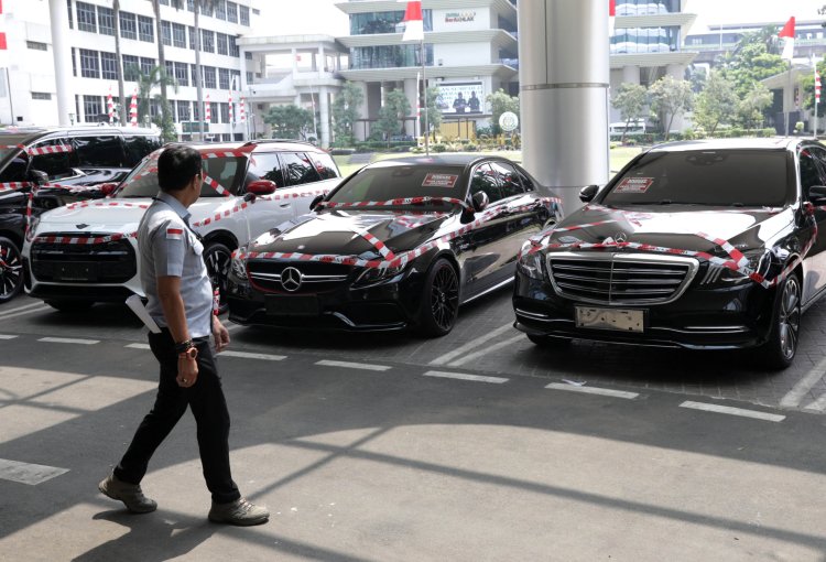 Kejagung Sita Mobil Terafiliasi Riza Chalid