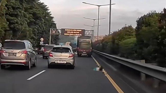 bocah-terjatuh-dari-bus-di-Jalan-Tol-JORR-Joglo.jpg