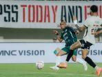Aksi-winger-PSS-Sleman-Riko-Simanjuntak-kiri-saat-melawan-PSM-Makassar.jpg