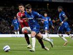 Gelandang-Manchester-United-Casemiro-berduel-dengan-winger-Chelsea-Pedro-Neto.jpg